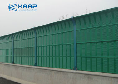 Il recinto di filo metallico saldato di zona di traffico, recinto della rete metallica riveste la barriera di pannelli acustica insonorizzata